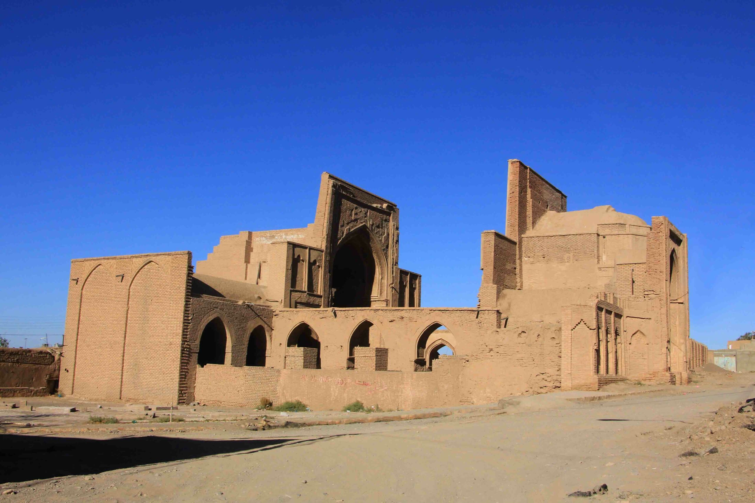 مرمت حریم مسجد جامع فرومد شهرستان میامی پایان یافت